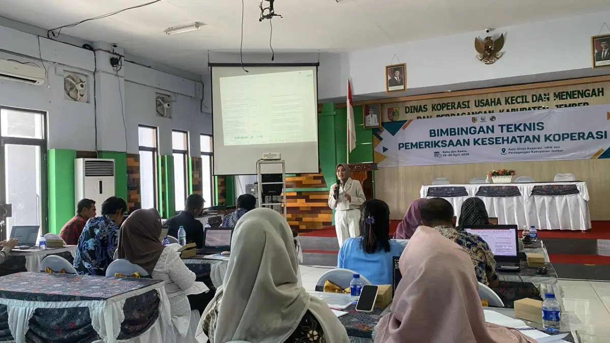 BEKALI PENGURUS: Bimbingan teknis kesehatan koperasi kepada puluhan pengurus di Aula Diskopumdag Jember, pekan lalu. (DISKOPUMDAG)