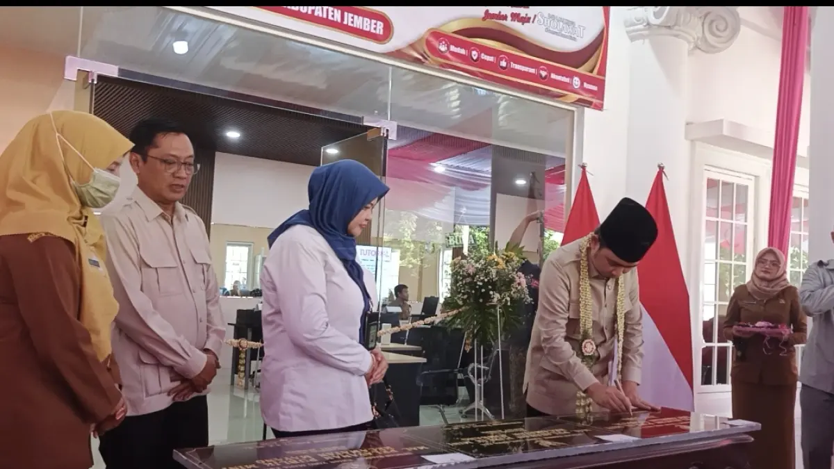 Bupati Gus Fawait saat meresmikan tiga MPP sekaligus, yang dipusatkan di Kantor Kecamatan Tanggul, Senin (4/5/2026). (Foto: Maulana/Radar Jember)