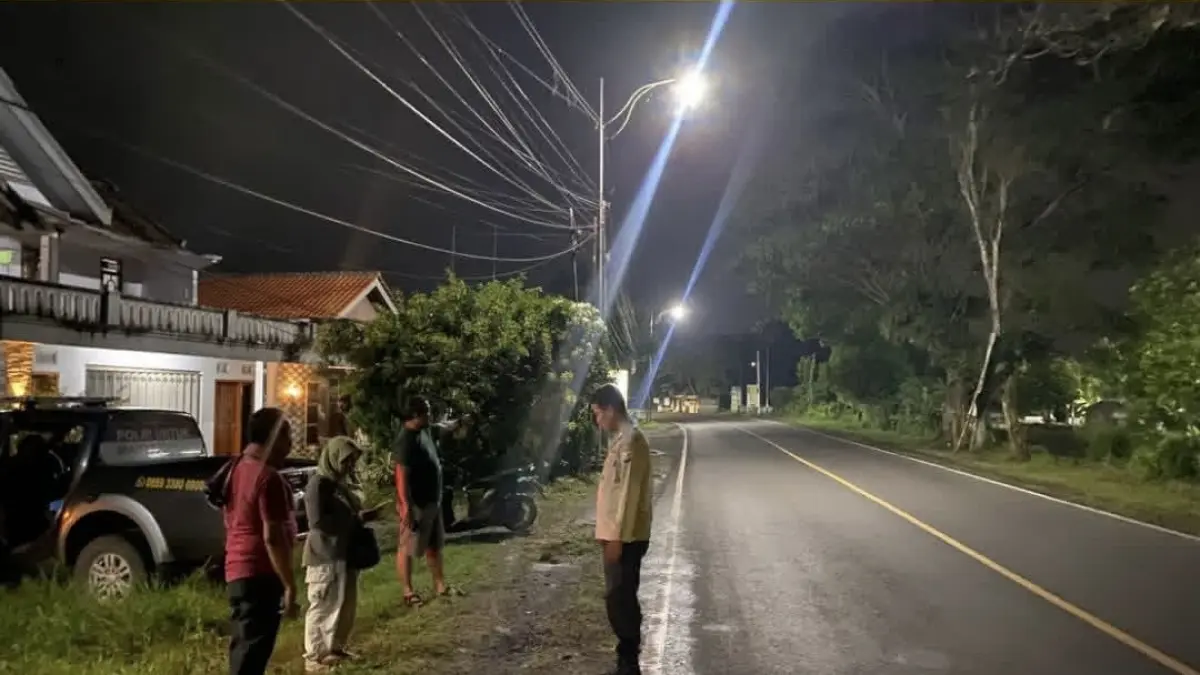 
DATANGI: Pihak kepolisian Lumajang saat mendatangi lokasi kejadian aksi begal di Kecamatan
Jatiroto, kemarin.