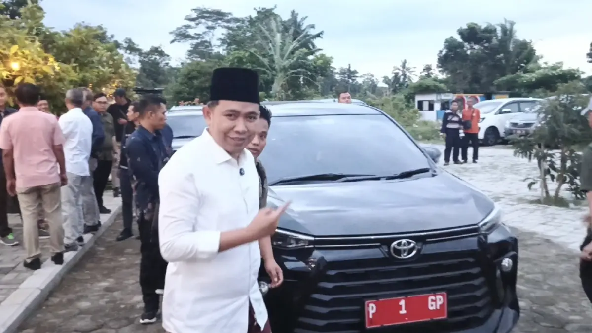 Bupati Jember Muhammad Fawait, dalam sebuah kesempatan menggunakan mobil dinasnya. Belakangan, ia mulai sering terlihat rombongan bareng kepala OPD, menggunakan minibus Hiace, seiring dengan gejolak harga minyak dunia dan instruksi penghematan energi secara nasional. (Foto: Maulana/Radar Jember)