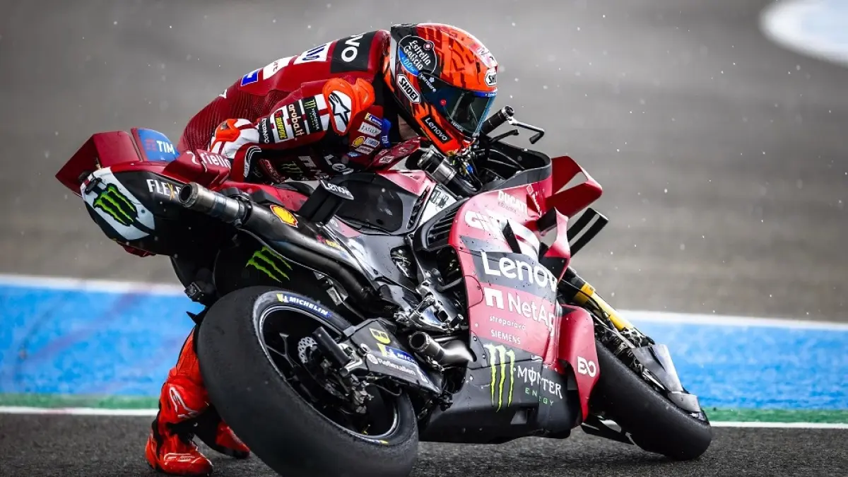 Momen Marc Marquez mengangkat motornya setelah crash, lalu memenangkan Srint Race MotoGP Spanyol di Jerez. (Ducati)