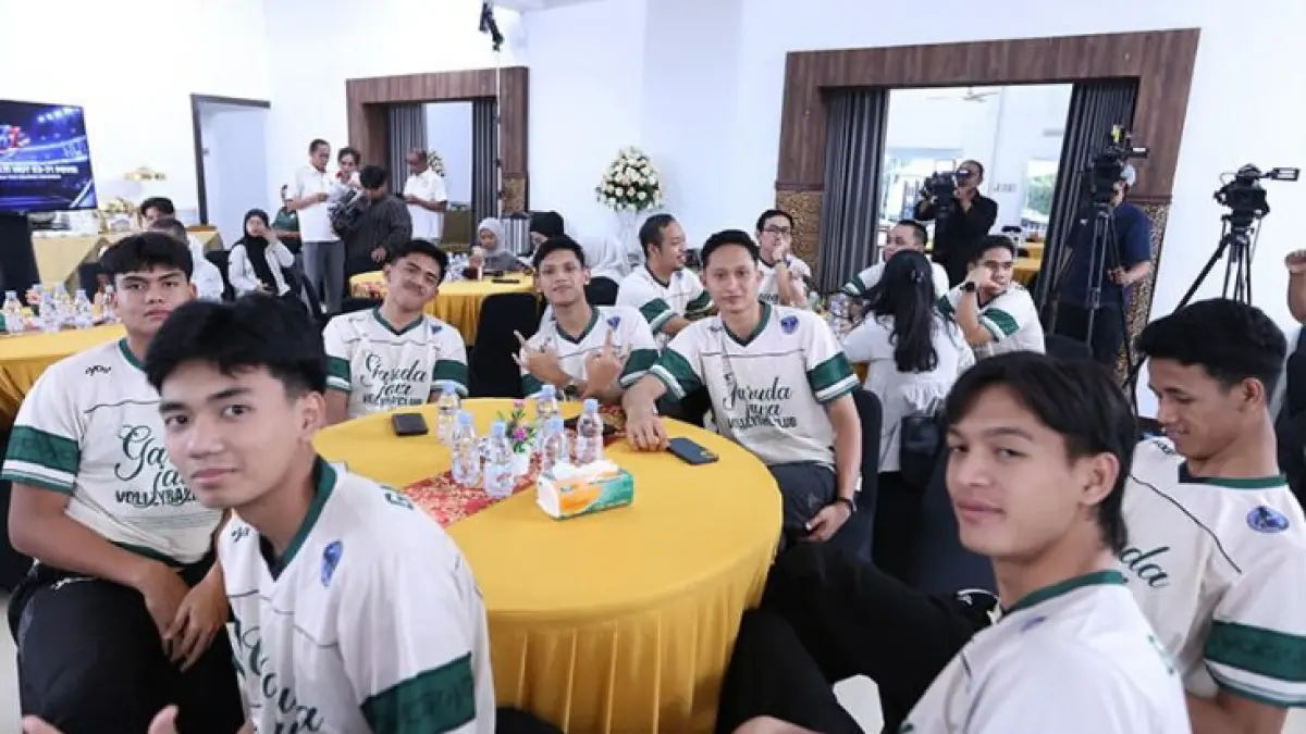 Para Pemain Jakarta Garuda mengikuti tasyakuran HUT PBVSI ke-71 beberapa waktu lalu. (IG: indonesian_volleball)