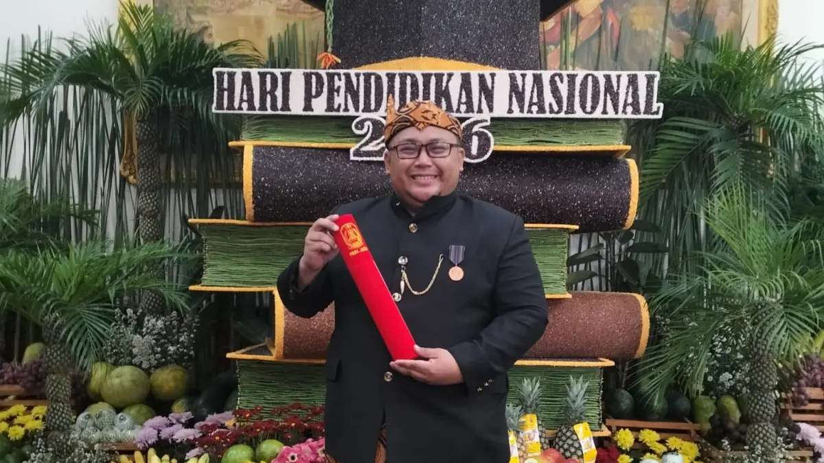 PENGHARGAAN TERTINGGI: Kepala SMKN 5 Jember Nanda Wiratama Miftakhul Fauzi menerima penghargaan Lencana Jer Basuki Mawa Beya dari Gubernur Jatim saat Peringatan Hardiknas 2026 di Surabaya, Senin (4/5). (HUMAS SMKN 5 JEMBER)