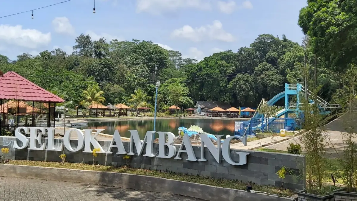 
RAMAI: Penampakan pengunjung Pemandian Alam Selokambang, kemarin.