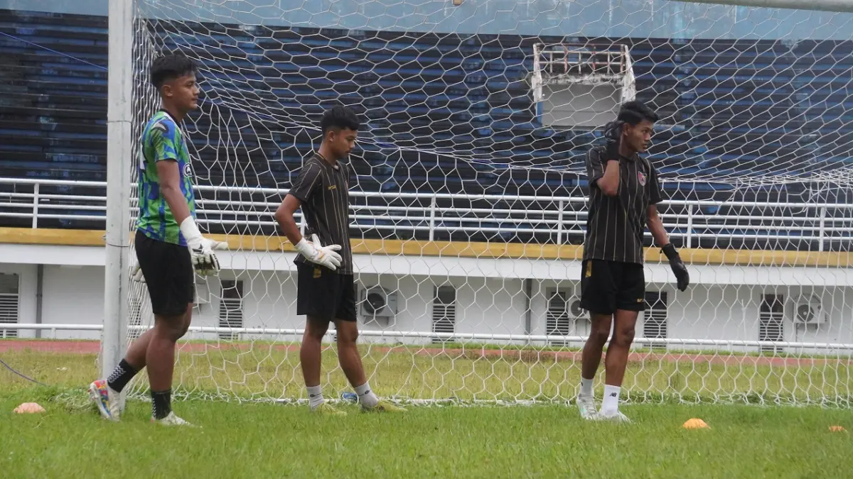 SIAPA YANG TERPILIH: Rafi Ardiono (kiri), Taufiq (kanan) penjaga gawang Persid Jember berlatih di Stadion Jember Sport Garden (JSG) Ajung, beberapa hari lalu. Mereka bersaing menjadi pilihan utama di bawah mistar gawang. (SIDKIN ALI/RADAR JEMBER)