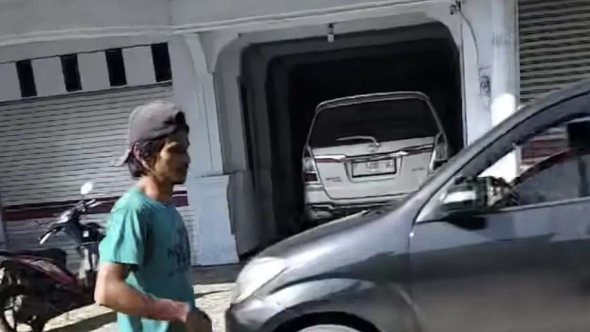 Tangkap layar aksi warga melakukan perbaikan jalan sendiri