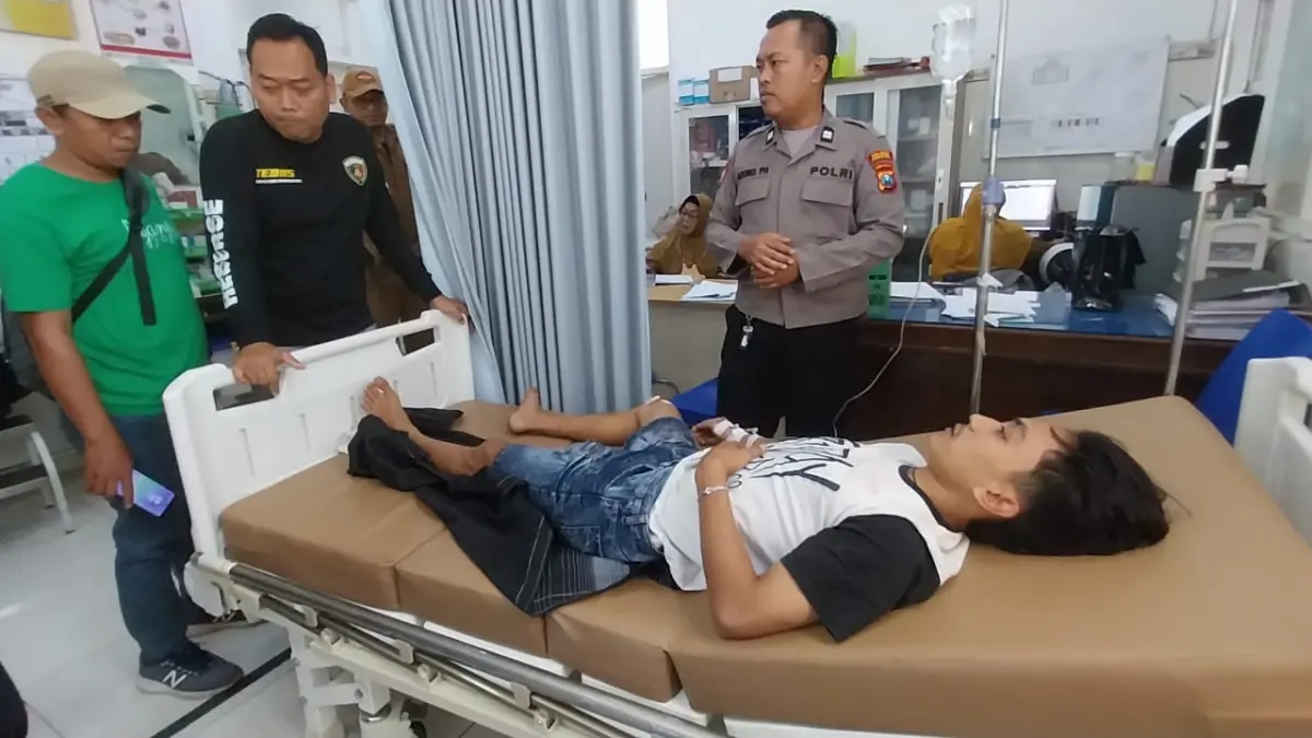 Aimas, &nbsp;sopir Toyota Avanza saat menjalani perawatan di IGD Puskesmas Bangsalsari yang mengaku terpengaruh alkohol. (JUMAI/RJ)
