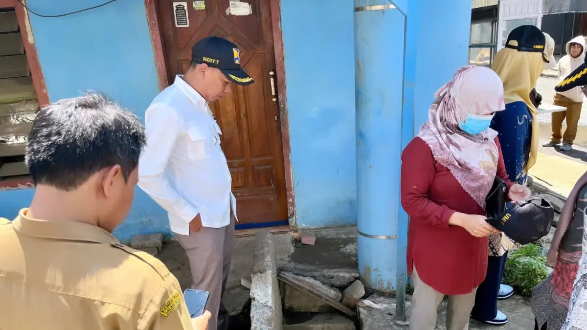 CEK KONDISI: Rombongan Komisi B DRPD Lumajang saat melihat langsung drainase di kawasan Senduro.(ATIEQSON MAR IQBAL/RAME)