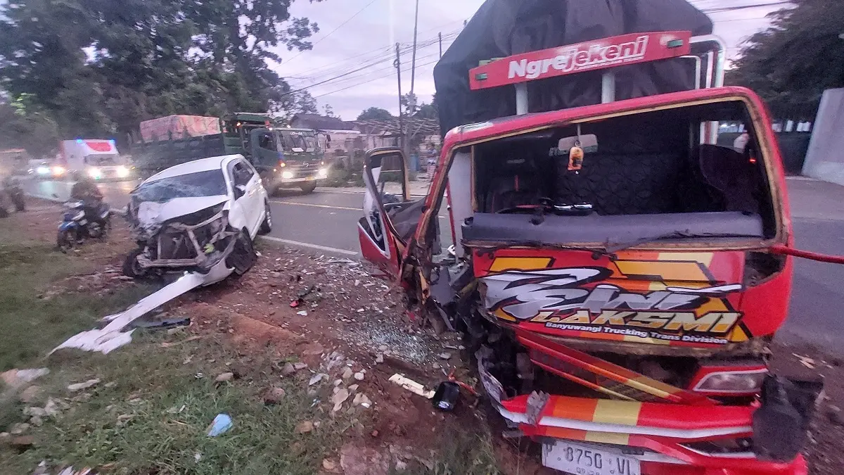 Dua kendaraan yang terlibat kecelakaan di Raya Nasional jurusan Jember-Surabaya, tepatnya di Dusun Krajan, Desa Gambirono, Kecamatan Bangsalsari Selasa (5/5/2026) pukul 03.30. (JUMAI/RADAR JEMBER)