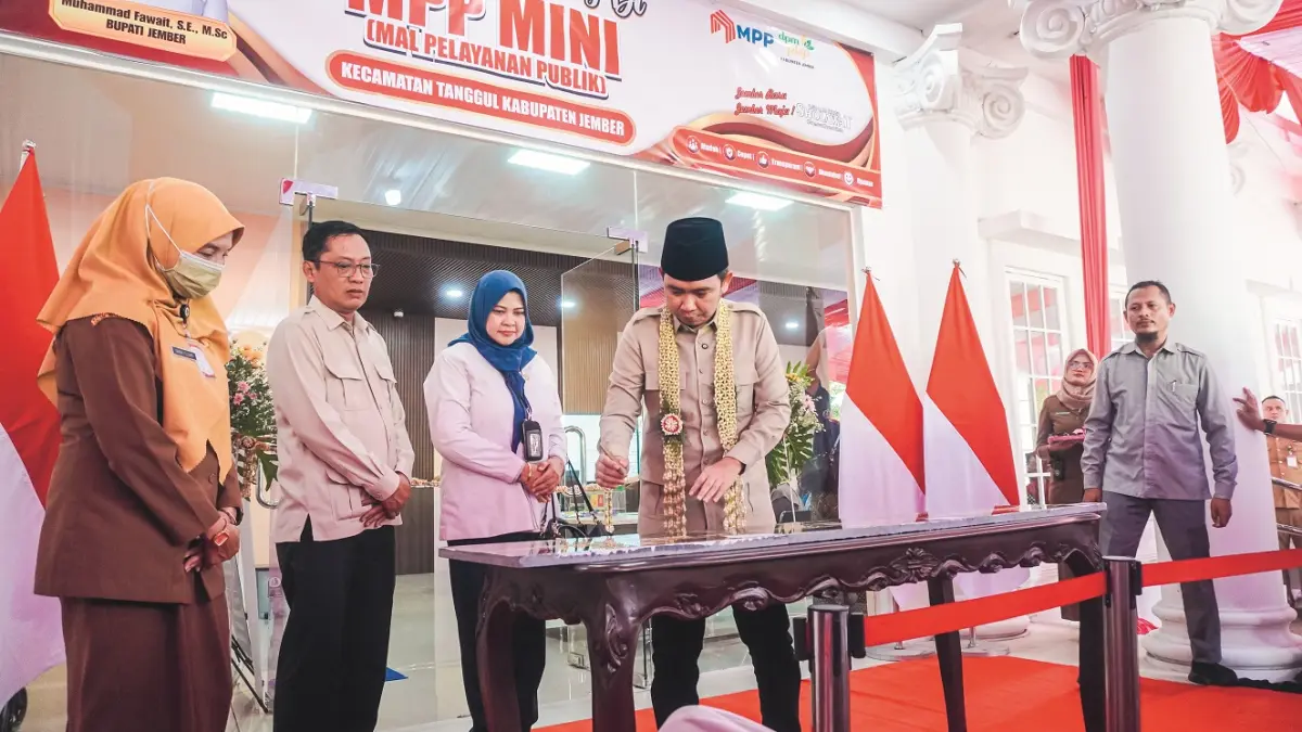 ERA BARU: Bupati Gus Fawait, ditemani perwakilan dari Pengadilan Negeri Jember, dan Ketua DPRD Ahmad Halim, saat meresmikan 3 MPP sekaligus, di Kantor Kecamatan Tanggul, Senin (4/5). (MAULANA/RADAR JEMBER)