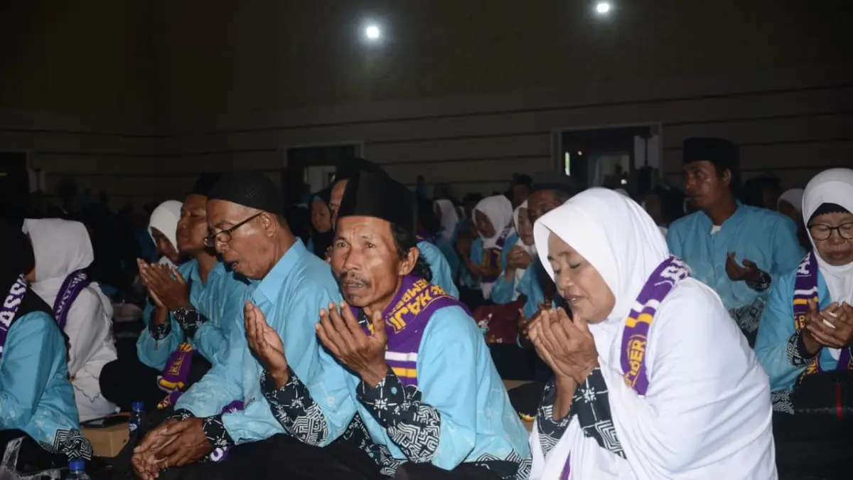 KHUSUK: Doa bersama dan pelepasan haji bersama Bupati Jember Muhammad Fawait, Senin (5/5). (M. ADHI SURYA/RADAR JEMBER)