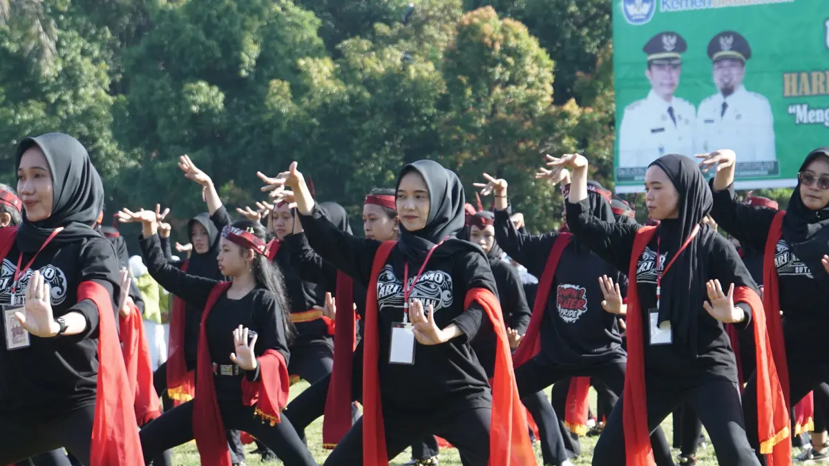 KOMPAK: Sejumlah siswa di Bondowoso, menari tarian Remo Sutinah dalam upacara peringatan Hari Pendidikan Nasional 2026, kemarin. (TOMI)
