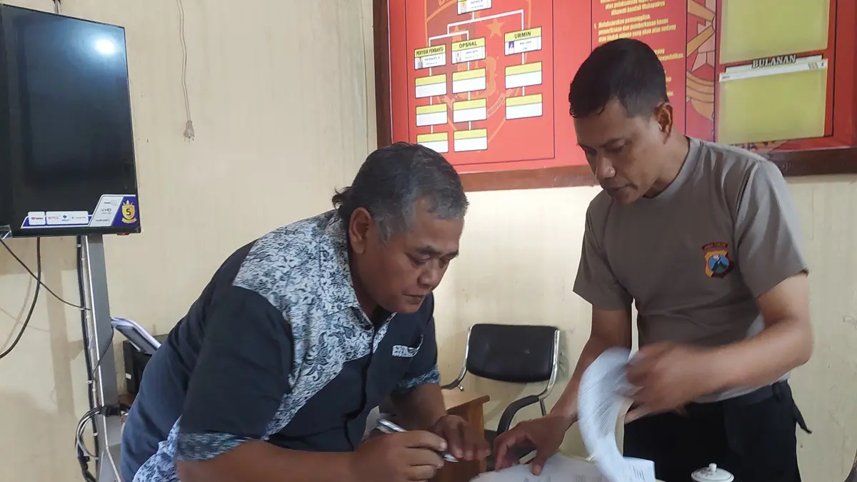 MELAPOR: Suhariyanto, warga Desa Dukuhdempok, Kecamatan Wuluhan, saat melapor ke Polsek Wuluhan usai kehilangan sepeda motor. (JUMAI)