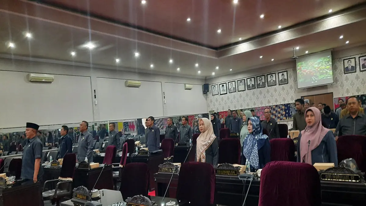 MENGIKUTI: Sejumlah legislatif Bondowoso saat mengikuti rapat paripurna di kantor DPRD Bondowoso. Kini Peraturan Bupati (Perbup) mengenai PAW Kades bakal dikerjakan lebih cepat. (FAQIH HUMAINI/RADAR IJEN)