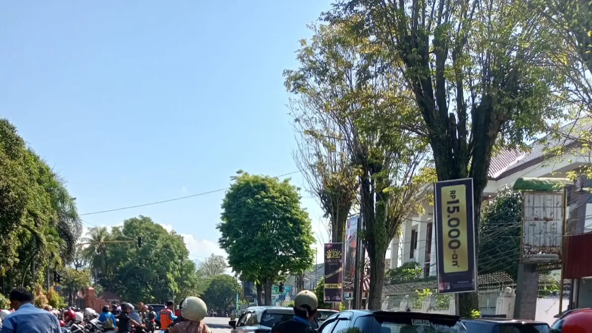 MULAI BERLAKU: Parkir badan jalan saat event tertentu mulai diberlakukan, setelah Perdanya ditetapkan pada akhir 2025 silam. (DOK RADAR IJEN)