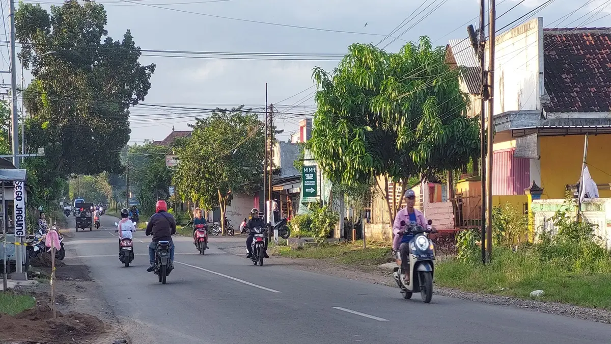 OLAH TKP: Jalan Raya jurusan Ambulu- Jenggawah kecelakaan melibatkan bentor dengan pemotor Honda Scoopy, di Dusun Sumberan, Desa Karanganyar, Kecamatan Ambulu pada Minggu (3/5). (JUMAI/ RADAR JEMBER)