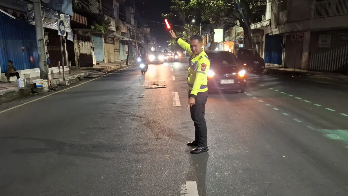 OLAH TKP: Petugas Satlantas Polres Jember melakukan olah tempat kejadian perkara di lokasi kecelakaan Jalan Trunojoyo, Kecamatan Kaliwates, Senin (4/5) malam. (SATLANTAS POLRES JEMBER)