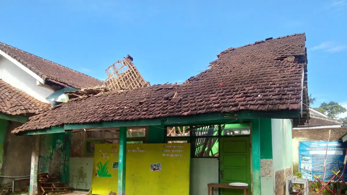 RUSAK PARAH: Salah satu bangunan sekolah di Bondowoso yang rusak parah akibat bencana alam beberapa waktu lalu. (DOK RADAR IJEN)