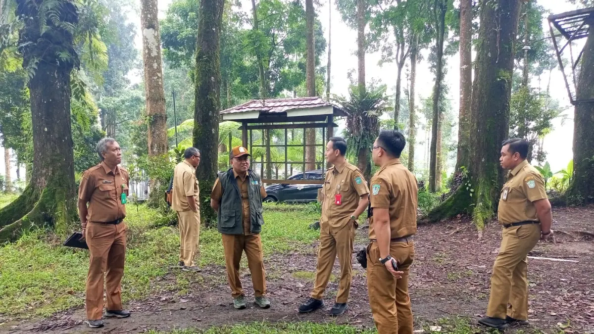 SURVEY: Dinas pariwisata Lumajang bersama pengelola wisata Siti Sundari saat melakukan survey melihat perkembangan destinasi wisata yang sempat terbengkalai.
