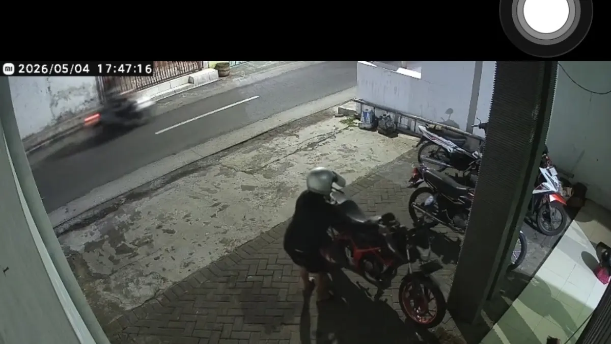 Tangkap layar aksi curanmor di Lumajang terekam kamera CCTV.