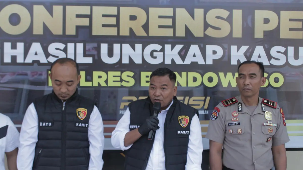 TERBONGKAR: Kasat Reskrim Polres Bondowoso Iptu Wawan Triono memberikan penjelasan terkait ungkap kasus dugaan penyebaran konten bermuatan pornografi. (ILHAM WAHYUDI/RADAR IJEN)