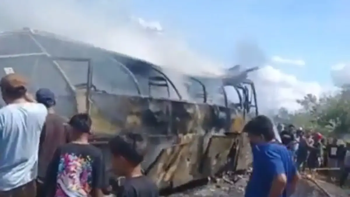 Sejumlah warga saat membantu proses evakuasi terhadap bangkai bus ALS yang menyisakan kerangka setelah adu banteng dengan truk tangki minyak hingga menyebabkan kebakaran hebat dan merenggut 16 nyawa, di Kecamatan Karang Jaya, Kabupaten Musi Rawas Utara (Muratara), Sumatera Selatan, Rabu siang (6/5/2026). (X/Sputnik Nusantara)