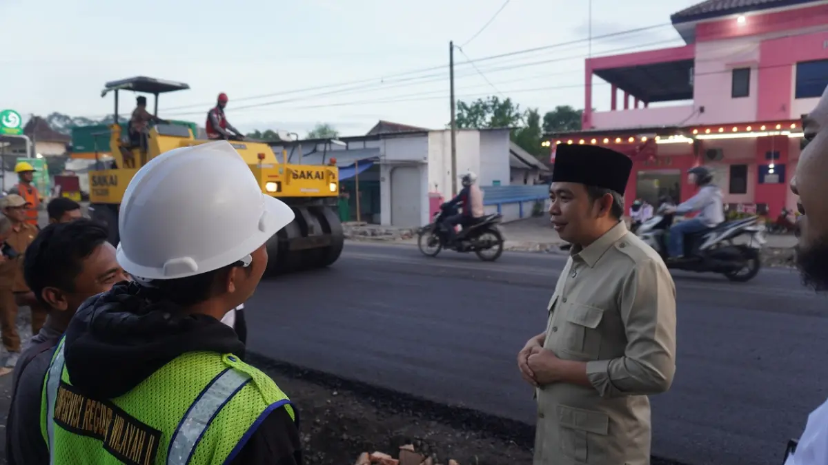 CEK LANGSUNG: Bupati Gus Fawait mengobrol dengan sejumlah pekerja, saat turun langsung mengecek perbaikan jalan milik provinsi, di ruas jalan Kencong-Jombang, Jember (5/5). (MAULANA/RADAR JEMBER)