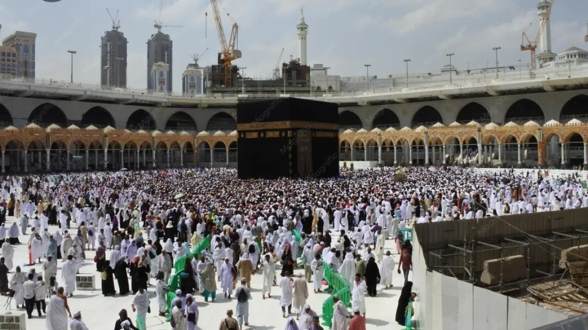 Ilsurrasi jamaah haji saat melakukan tawaf (ft:freepik)