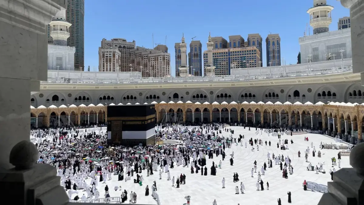 Jamaah melaksanakan tawaf di sekitar Ka