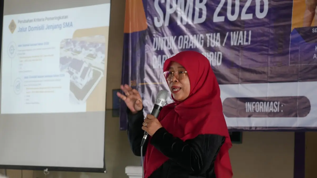 “Kalau menyertakan KIP, yang dilampirkan kartunya, bukan buku rekening bank. Tahun lalu masih ada yang salah seperti itu.” NURUL CHOM ANISSYAH, Ketua Panitia SPMB SMAN Arjasa. (SIDKIN ALI/RADAR JEMBER)