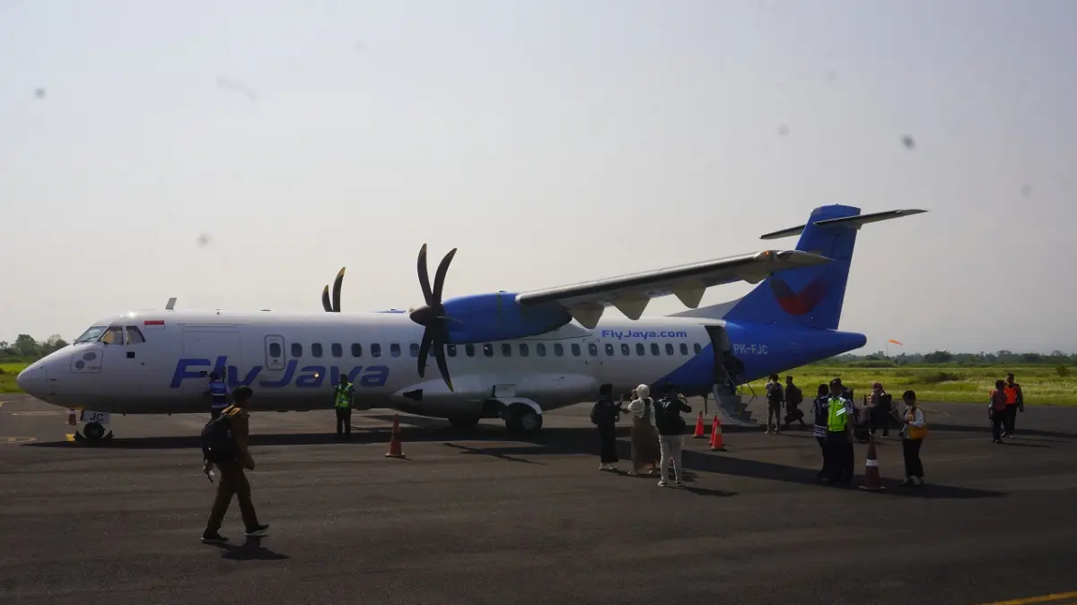 KEMBALI HADIR: Maskapai Fly Jaya saat landing di Bandara Notohadinegoro Jember, setelah maintenance selama beberapa pekan kemarin. (MAULANA/RADAR JEMBER)