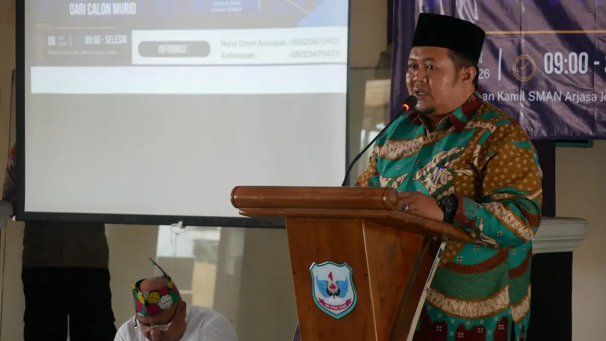 Kepala SMAN Arjasa Selamet Supriyadi menyambut calon siswa dan wali murid sekolah dalam sosialisasi SPMB 2026 kemarin (6/5/2026). (SIDKIN ALI/RADAR JEMBER)