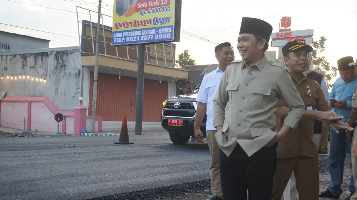 "Kita akan terus berikhtiar, dari Tanggul ke Mangli, dan dari Mangli ke tengah kota juga akan ada pengaspalan, tahun anggaran tahun 2026-2027." MUHAMMAD FAWAIT, Bupati Jember.&nbsp;(MAULANA/RADAR JEMBER)