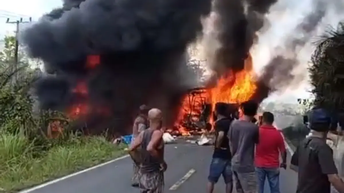 Kobaran api yang menyelimuti badan Bus ALS seusai terjadi benturan dengan truk tanki minyak, di Kecamatan Karang Jaya, Kabupaten Musi Rawas Utara (Muratara), Sumatera Selatan, Rabu siang (6/5/2026). (X/Sputnik Nusantara)