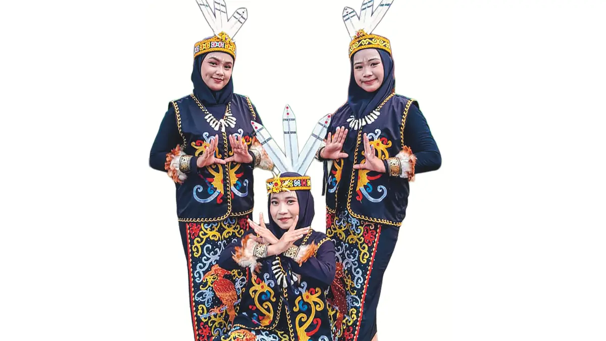 MEMBANGGAKAN: Tiga Siswi SMK Nuris Jember sabet 2 medali emas sekaligus dalam lomba tari dan kaligrafi. (SMK NURIS JEMBER)