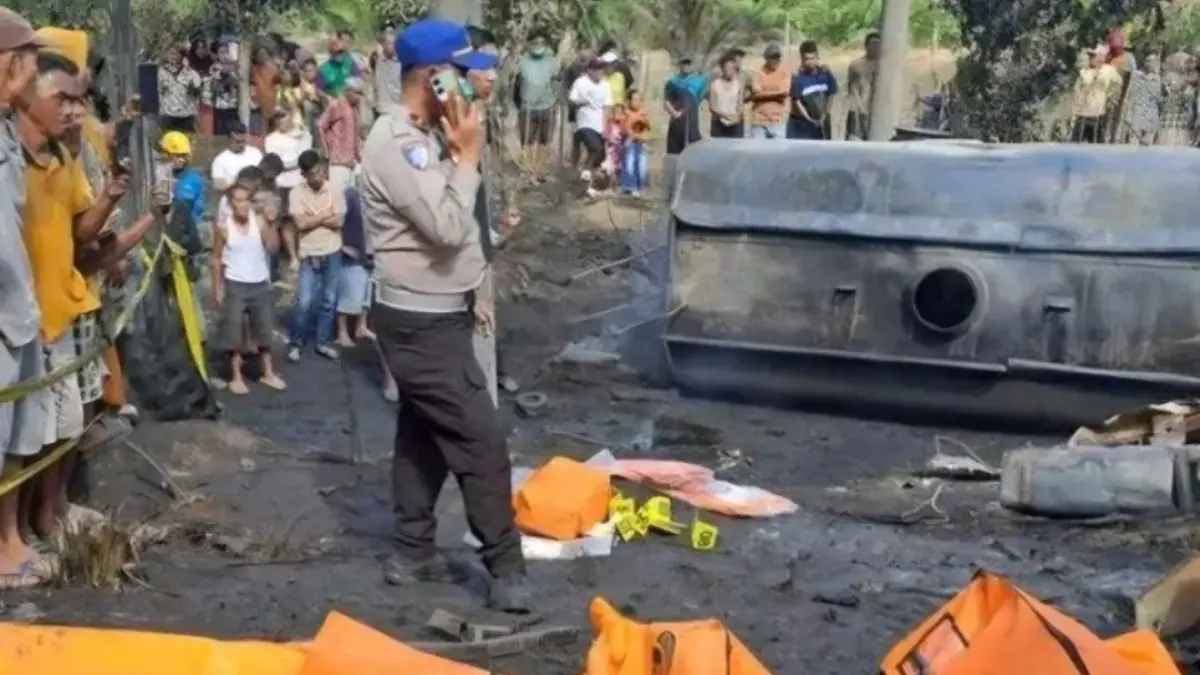 Sejumlah korban saat dievakuasi setelah kecelakaan maut yang melibatkan bus ALS Vs truk tangki minyak hingga merenggut 16 nyawa, di Kecamatan Karang Jaya, Kabupaten Musi Rawas Utara (Muratara), Sumatera Selatan, Rabu siang (6/5/2026). (X/Bh151ttreal)