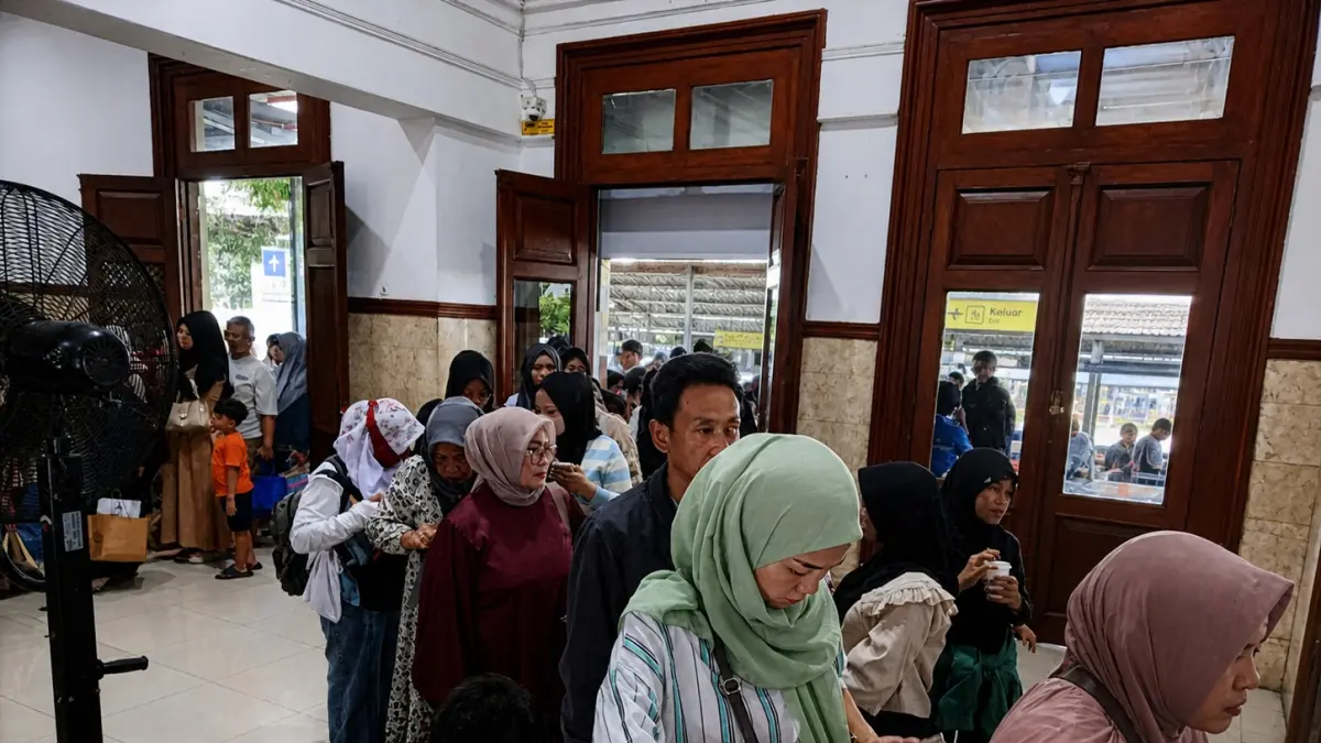 Sejumlah penumpang saat melakukan proses boarding KA Sritanjung di Stasiun Jember, Senin (04/05). Proses keberangkatan berlangsung tertib dengan pemeriksaan tiket dan identitas sebelum penumpang memasuki peron.