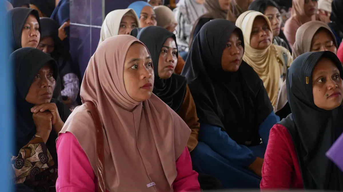SERIUS MENYIMAK: Orang tua saat menyimak penjelasan SPMB jenjang SMA di Masjid Insan Kamil SMAN Arjasa, kemarin (6/5). (SIDKIN ALI/RADAR JEMBER)