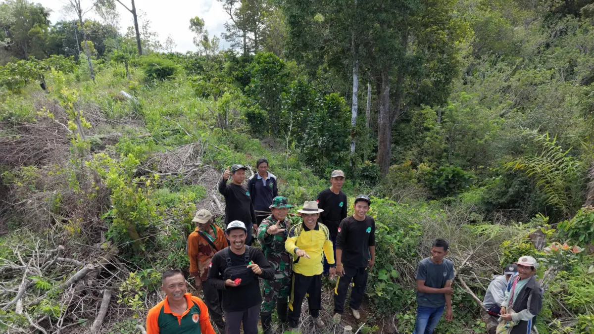 TANAM: Anggota komunitas pecinta lingkungan (Kopling) Pronojiwo saat melakukan penghijauan, beberapa waktu lalu. (ATIEQSON MAR IQBAL/RAME)