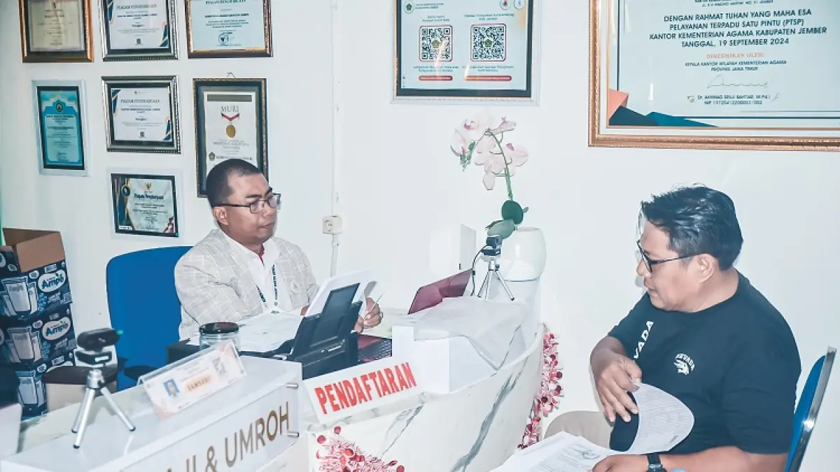 ADMINISTRASI: Antrean keberangkatan ibadah haji di Jember diperkirakan baru bisa berangkat 26 tahun mendatang. (M. ADHI SURYA/RADAR JEMBER)