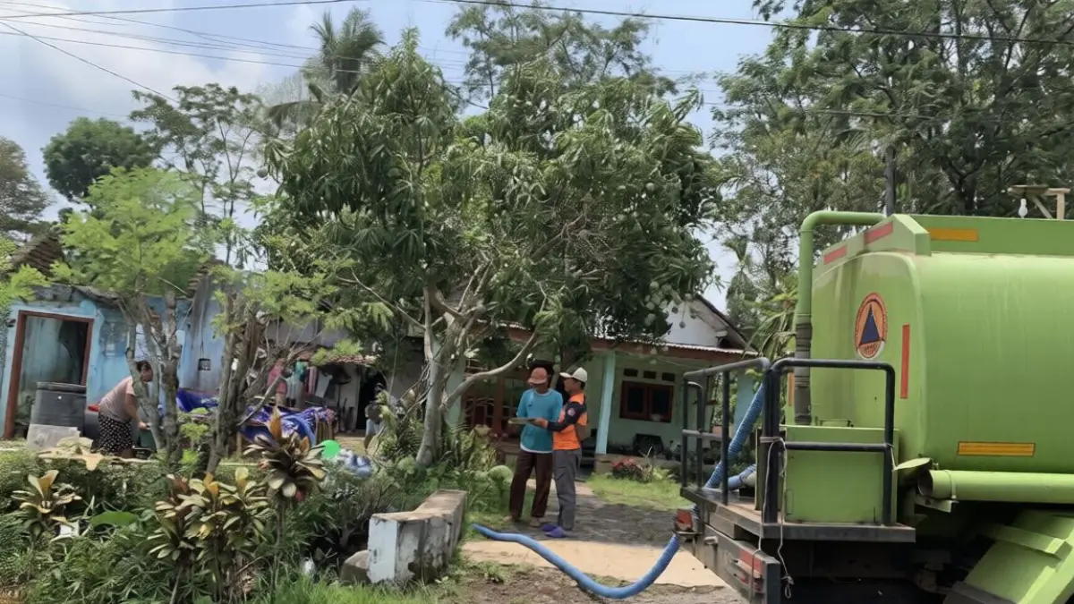 
ANTRI: Dokumentasi krisis air bersih di Lumajang beberapa waktu lalu membuat warga harus antri menunggu bantuan air bersih.
