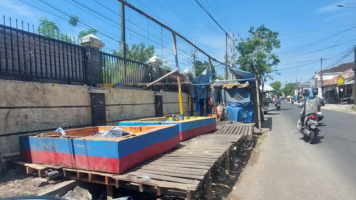 BIKIN KUMUH: Lapak PKL di Jalan Basuki Rahmat yang sudah lama rusak dibiarkan pemiliknya sehingga tampak kumuh. (JUMAI/RADAR JEMBER)