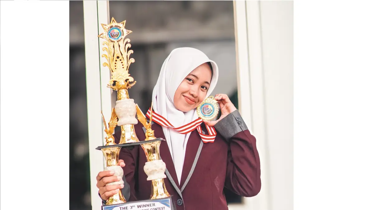 KEREN: Siswi SMA Nuris Jember unjuk kualitas di lomba news reading tingkat kabupaten. (SMA NURIS JEMMBER)