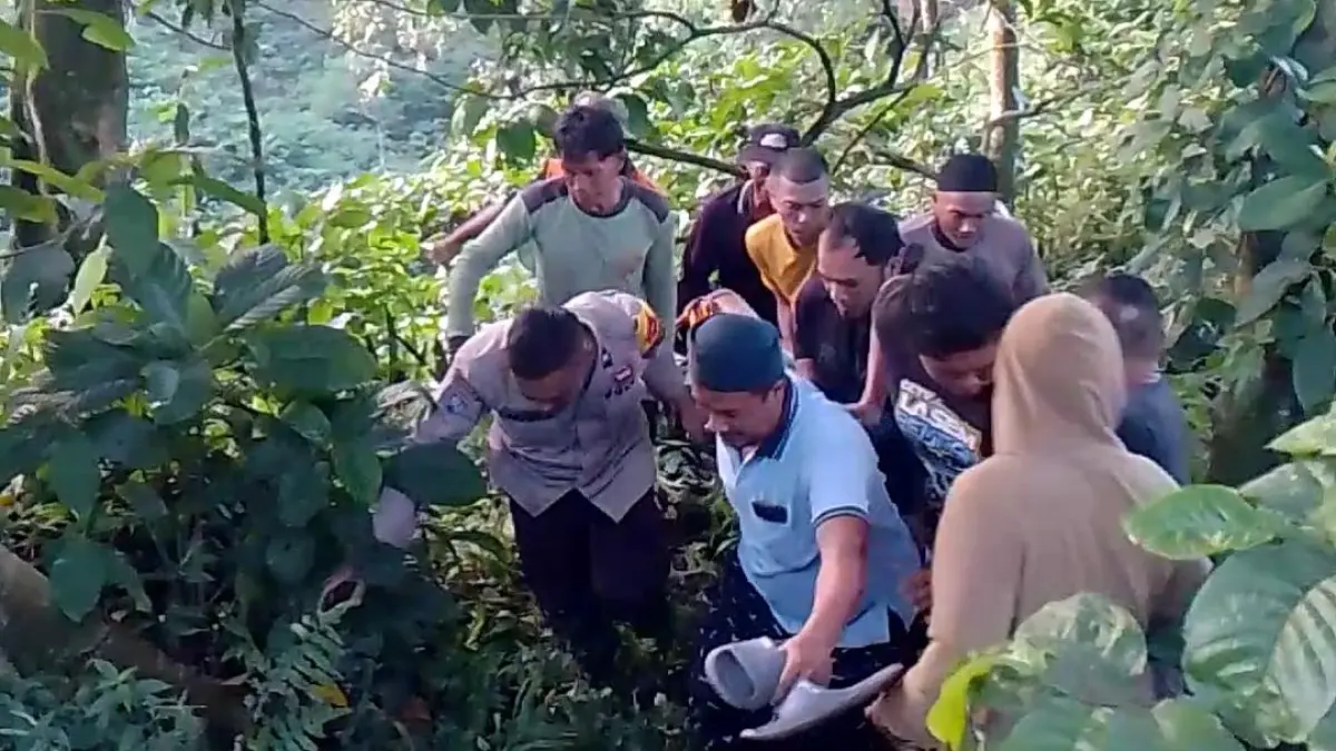 KESULITAN EVAKUASI: Petugas bersama relawan mengevakuasi mobil Suzuki XL-7 yang masuk jurang di KM 33,5 Dusun Curahdamar, Desa Sidomulyo, Kecamatan Silo, kemarin (7/5). (JUMAI/RADAR JEMBER)