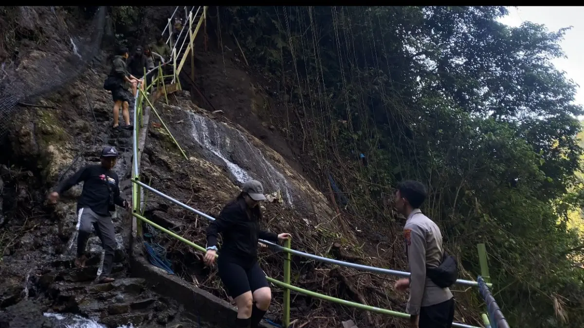 KINI MULAI DIAWASI: Petugas kepolisian saat mengimbau pengunjung untuk lebih waspada ketika berwisata.(ATIEQSON MAR IQBAL/RAME)