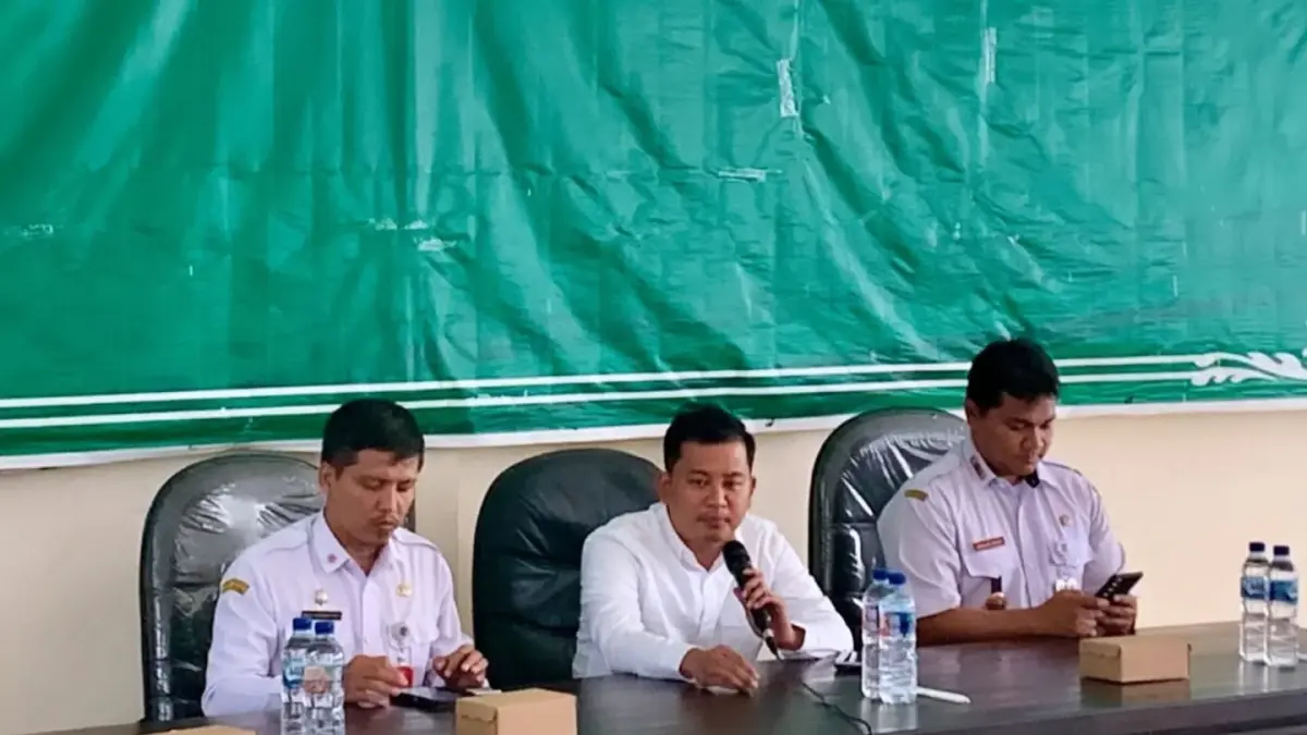 KUNJUNGI: Rombongan Komisi A DPRD Lumajang saat meninjau pelaksanaan penjaringan perangkat desa, kemarin. (ATIEQSON MAR IQBAL/RAME)