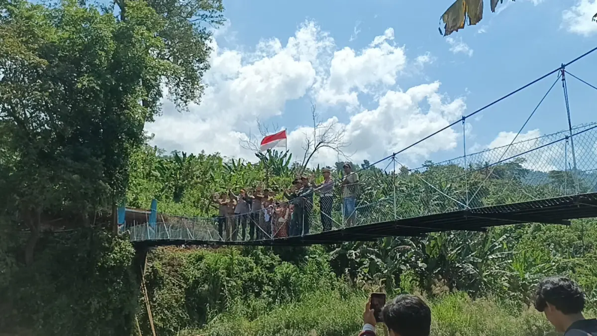 LEBIH KOKOH: Kapolres Jember AKBP Bobby A. Condroputra meresmikan jembatan gantung di Dusun Mandalis, Desa Sanenrejo, Kecamatan Tempurejo. (JUMAI/RADAR JEMBER)