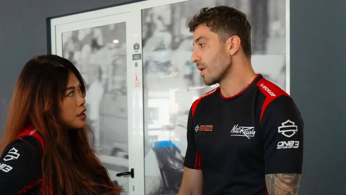 Mantan pembalap MotoGP, Andrea Iannone, bersama Manajer Tim Niti Racing, Angela Khuu. Ianonne akan bergabung dengan tim asal Indonesia tersebut di Harley-Davidson Bagger World Cup. (Niti Racing)