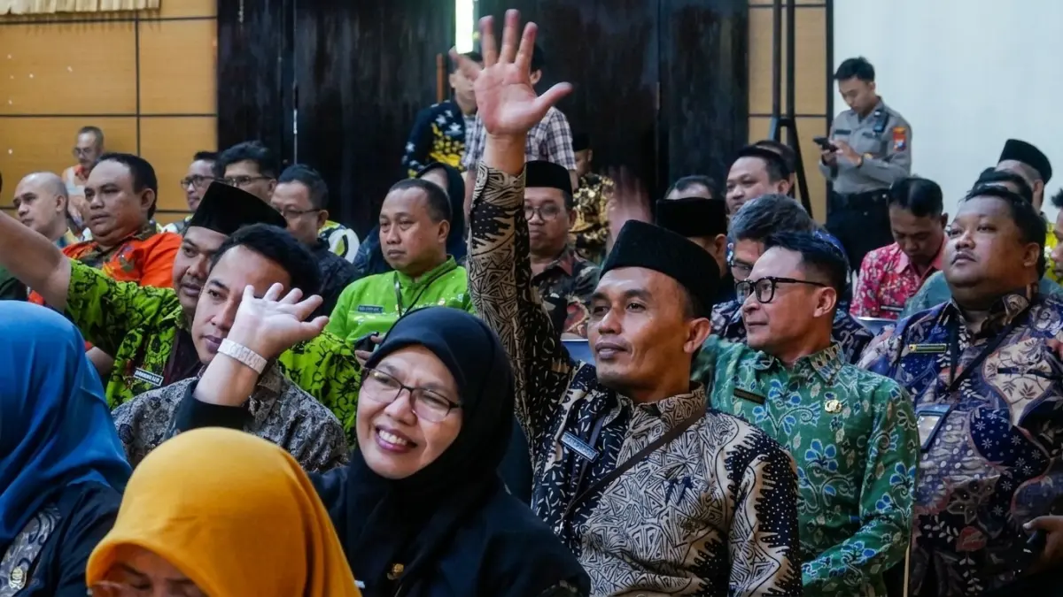 MENYIMAK: Perwakilan tenaga kependidikan saat menyimak materi sosialisasi SPMB jenjang TK, SD, SMP di Aula Dispendik Jember, kemarin (7/5). (SIDKIN ALI/RADAR JEMBER)