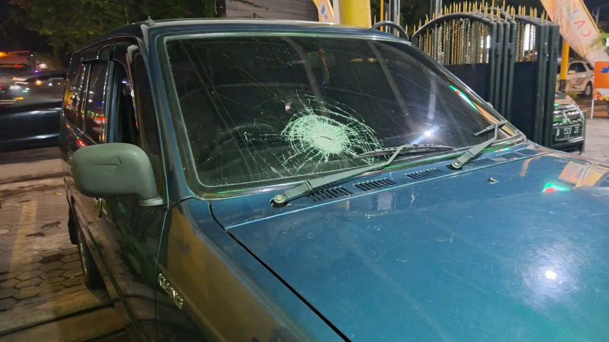 RUSAK: Penampakan mobil pribadi yang mengalami kerusakan oleh orang tidak dikenal (OTK), kemarin.(ATIEQSON MAR IQBAL/RAME)